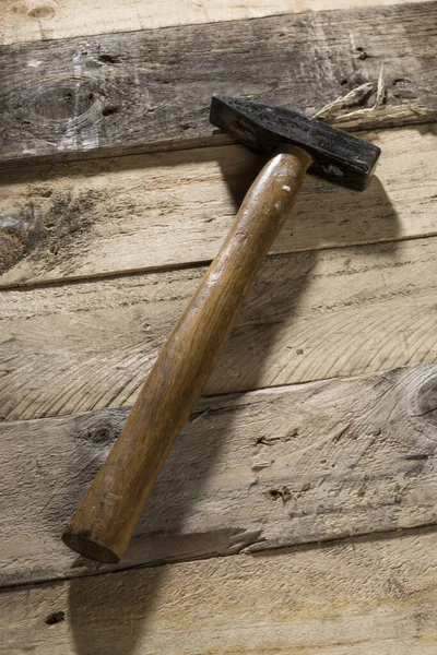 在木制背景上锤击 木工工具 木工活 — 图库照片