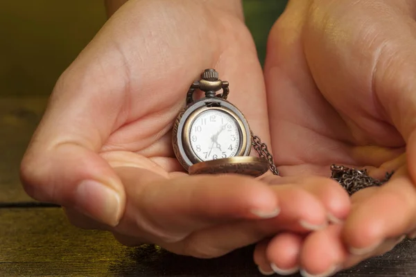 Close Από Ένα Χέρι Κρατώντας Ένα Παλιό Ρολόι — Φωτογραφία Αρχείου