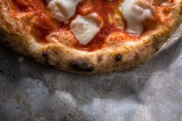 Pizza Met Tomatensaus Basilicum Mozzarella Kaas — Stockfoto