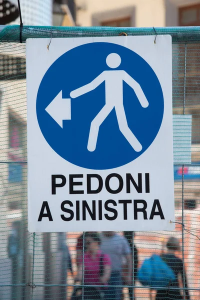 Signo Los Peatones Izquierda Italia — Foto de Stock