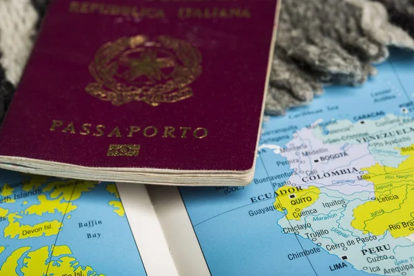 Ιταλικό Διαβατήριο Τοποθετημένο Τραπέζι Δίπλα Άλλα Αντικείμενα Μαζί Γεωγραφικό Χάρτη — Φωτογραφία Αρχείου