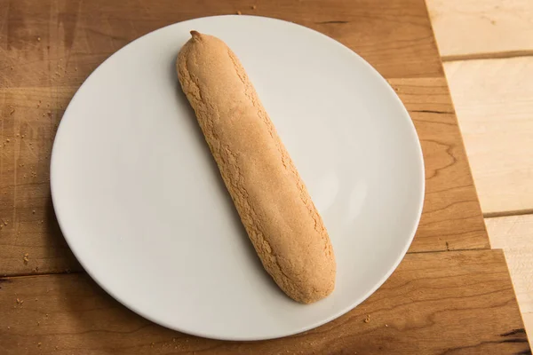 Свежий Хлеб Белой Тарелке — стоковое фото