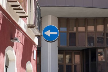 Şehirdeki sokak tabelası