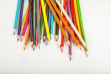 Beyaz arkaplandaki renkli kalemlerin bileşimi