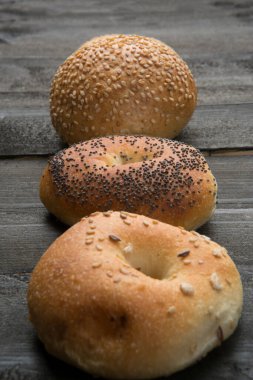 Tahta bir masada izole edilmiş çeşitli karakteristik ve tipik ekmekler.