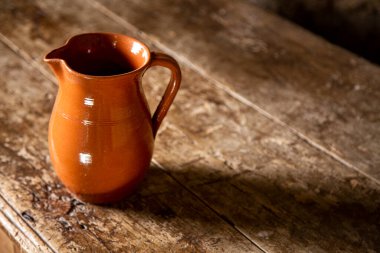 Ahşap arka planda antika sürahi 