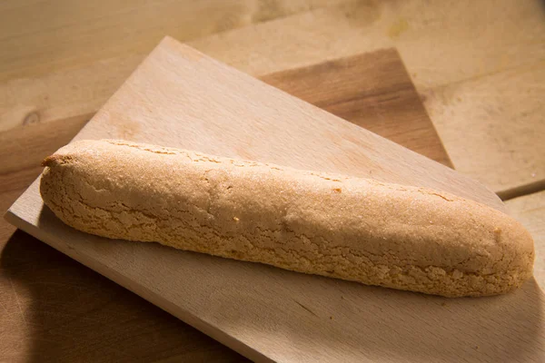 在木砧板上自制面包 — 图库照片