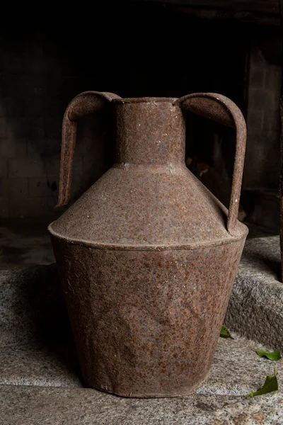 Eski taş kap, kapat. 