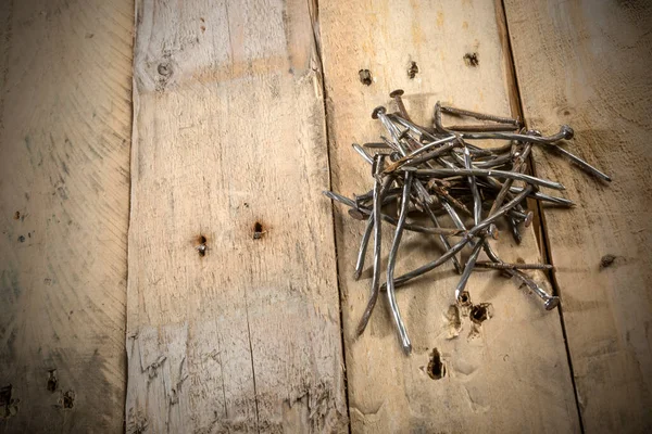 木制桌子上生锈的旧钉子 — 图库照片