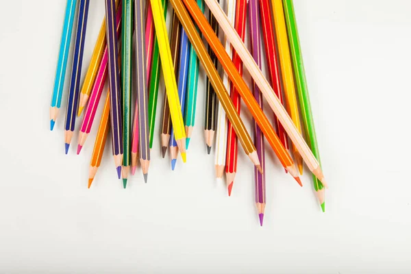 Beyaz arkaplandaki renkli kalemlerin bileşimi