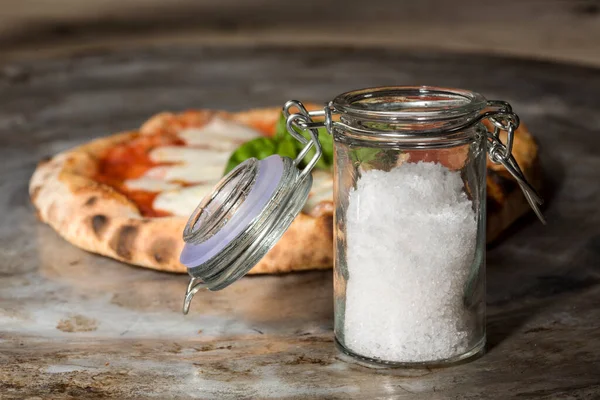 Petit Récipient Verre Pour Sel Grossier Côté Une Pizza Margherita — Photo