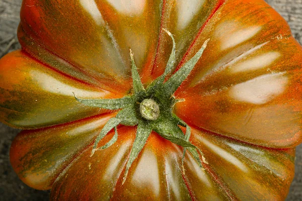 Macro Tomate Vermelho Isolado Sobre Fundo Vermelho — Fotografia de Stock