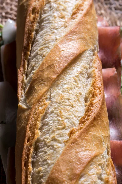 配生火腿和莫扎瑞拉的面包 — 图库照片