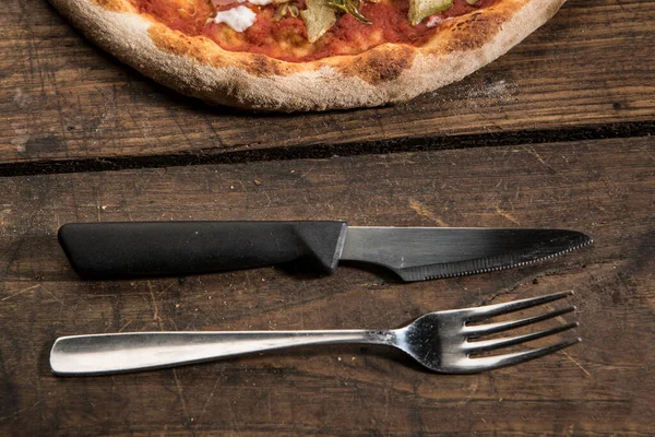Rebanada Pizza Con Cuchillo Tenedor Descansando Sobre Mesa Madera —  Fotos de Stock