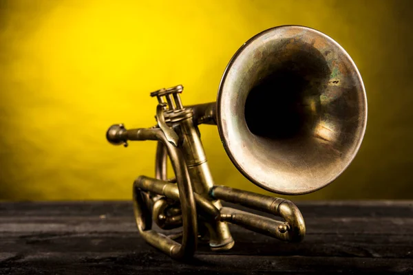 Trumpeta Starém Dřevěném Stole Zlaté Pozadí — Stock fotografie