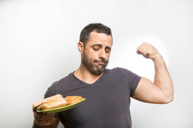 Beyaz arka planda hamur işleri olan adam  