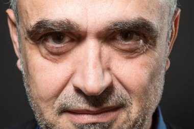 Stüdyoda olgun yakışıklı bir adam