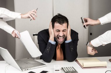 Şık takım elbiseli bir yönetici işyerinde otururken çok fazla iş ve ona doküman ve cep telefonu getiren bir sürü el yüzünden strese giriyor.