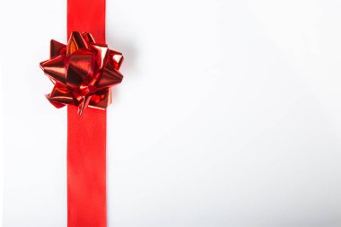 Kırmızı kurdele, beyaz üzerine kırmızı roset.