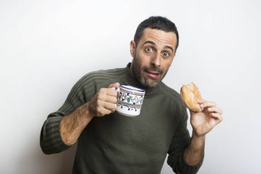 Beyaz arka planda elinde makarna olan bir adam.
