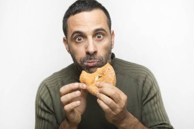 Beyaz arka planda hamur işleri olan adam  