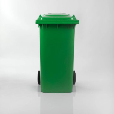 beyaz arkaplanda yeşil plastik çöp kutusu 