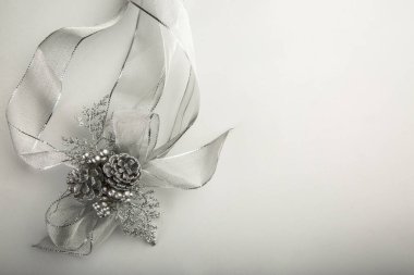 Beyaz gümüş Noel süslemesi 