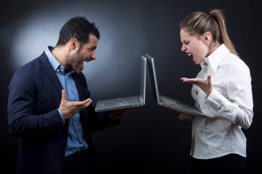 Öndeki kız insanlar arasındaki iletişimi sembolize etmek için başka bir bilgisayarda yazarken ceketli adam dizüstü bilgisayarda yazıyor. Çift, siyah üzerine öfkeli bir şekilde izole olduğunu savunuyor.