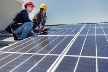 Fotovoltaik sistem mühendisi çift iş başında