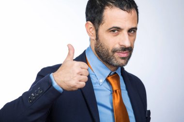 Ofisinde ceket ve gömlek giymiş bir yönetici. 