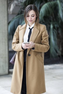 telefon kullanan genç güzel kadın