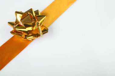 Beyaz arkaplanda izole edilmiş altın kurdele yayı 