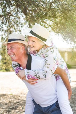 Kocasıyla kırsalda yaşayan yaşlı bir çift..