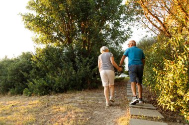 Yazın kırsalda yürüyen bir çift.