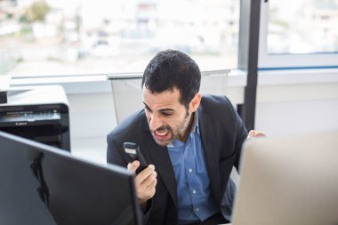 Müdür telefonda iş hakkında konuşurken ceketini ve gömleğini giydi.