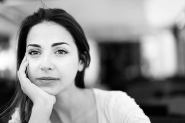 siyah beyaz kız portre