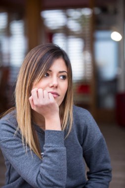 Doğal ışıkta poz veren güzel genç bir kadının portresi.