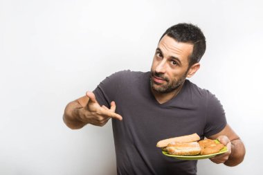 Beyaz arka planda hamur işleri olan adam  