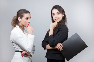 İş kadını griye karşı poz veriyor