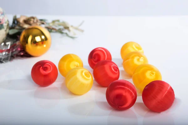 Filas Bolas Navidad Rojas Amarillas Sobre Fondo Blanco Formato Horizontal —  Fotos de Stock