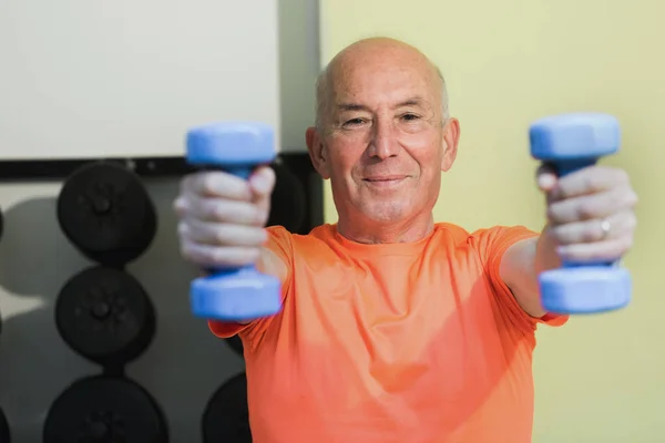 Senior Mann Stemmt Gewichte — Stockfoto