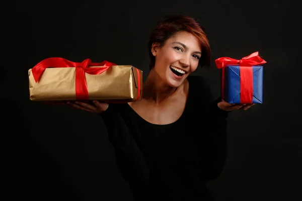 Красивая Девушка Черной Рубашке Счастлив Иметь Два Подарка Которые Будут — стоковое фото