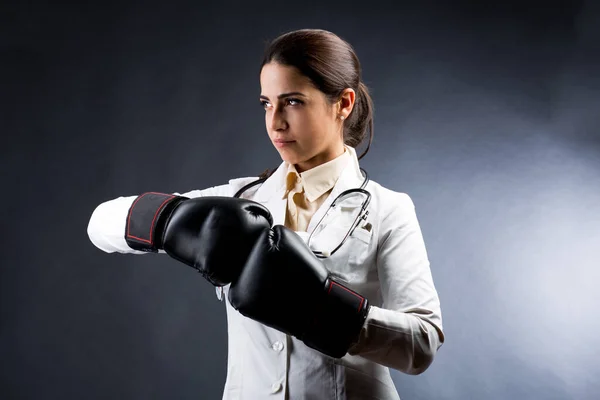 Vrouwelijke Arts Witte Jas Bokshandschoenen Klaar Voor Confrontatie Strijd Geïsoleerd — Stockfoto