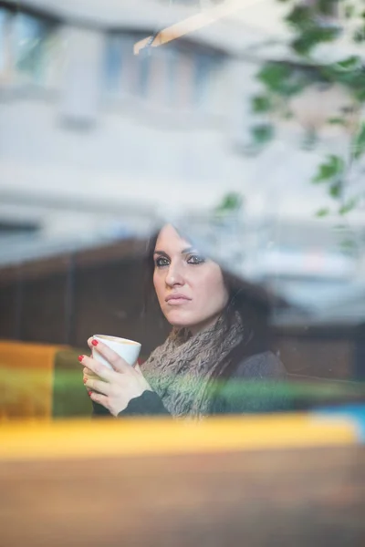 Ung Kvinna Med Kopp Kaffe Sitter Café — Stockfoto