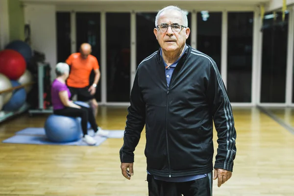 Spor salonundaki son sınıf öğrencisinin portresi
