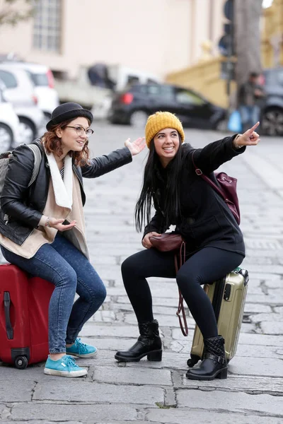 Couple Female Tourists Suitcases Old European City Street — Stock Photo, Image