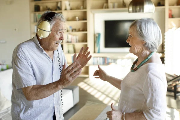 Seniorenpaar Mit Kopfhörern — Stockfoto