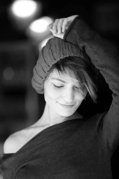 光の背景と黒と白に隔絶された帽子を持つとてもかわいい女の子の肖像画 — ストック写真