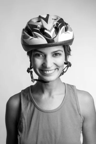 Kvinne Syklist Den Tekniske Hjelmen Isolert Lys Bakgrunn Svart Hvitt – stockfoto
