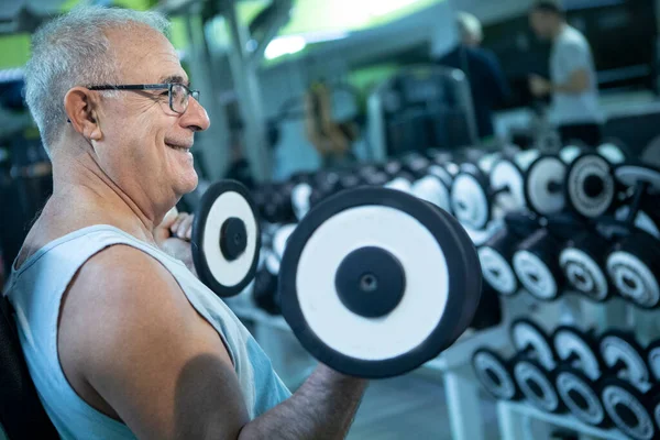 Äldre Man Gör Övningar Gymmet — Stockfoto